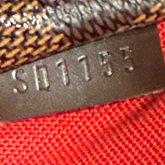 Louis Vuitton
Damier Ebene - Picture 4 of 5